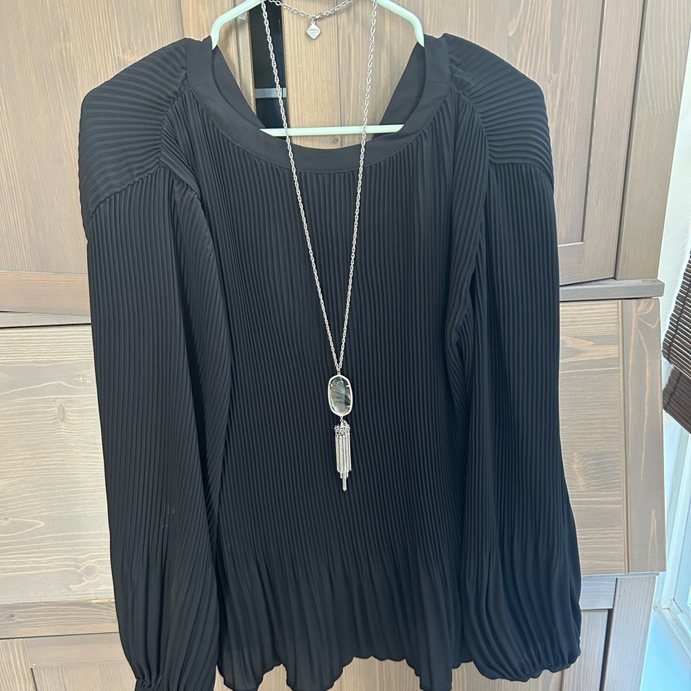 Kendra Scott Silver Pendant.